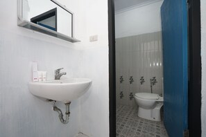 Standard Twin Room | Bathroom | Shower, bidet, towels