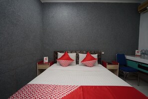 Standard Double Room | Desk, free WiFi, bed sheets