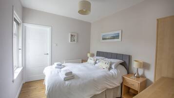 2 makuuhuonetta, äänieristys, silitysrauta/-lauta, vauvan matkasänky