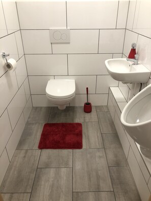 Haartrockner, Handtücher, Seife, Shampoo