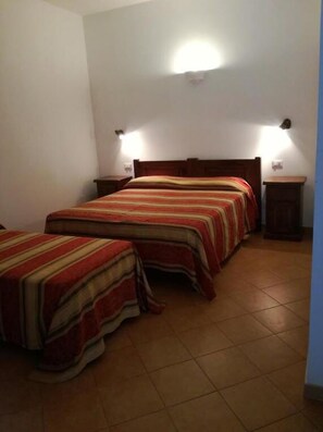 Triple Room | Free WiFi, bed sheets, wheelchair access - Agriturismo Sant'Erasmo (Castel Sant'Angelo)