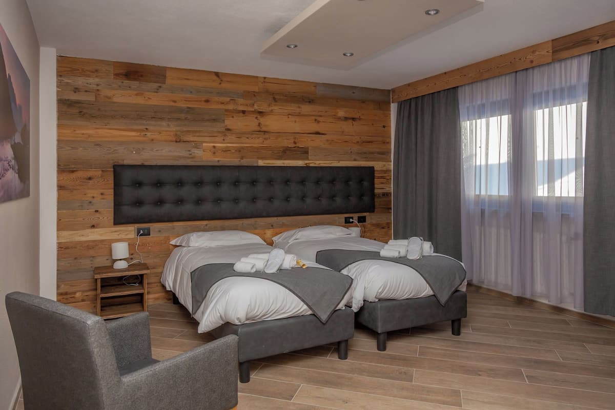 In-room safe, cribs (surcharge), WiFi (free), bed sheets