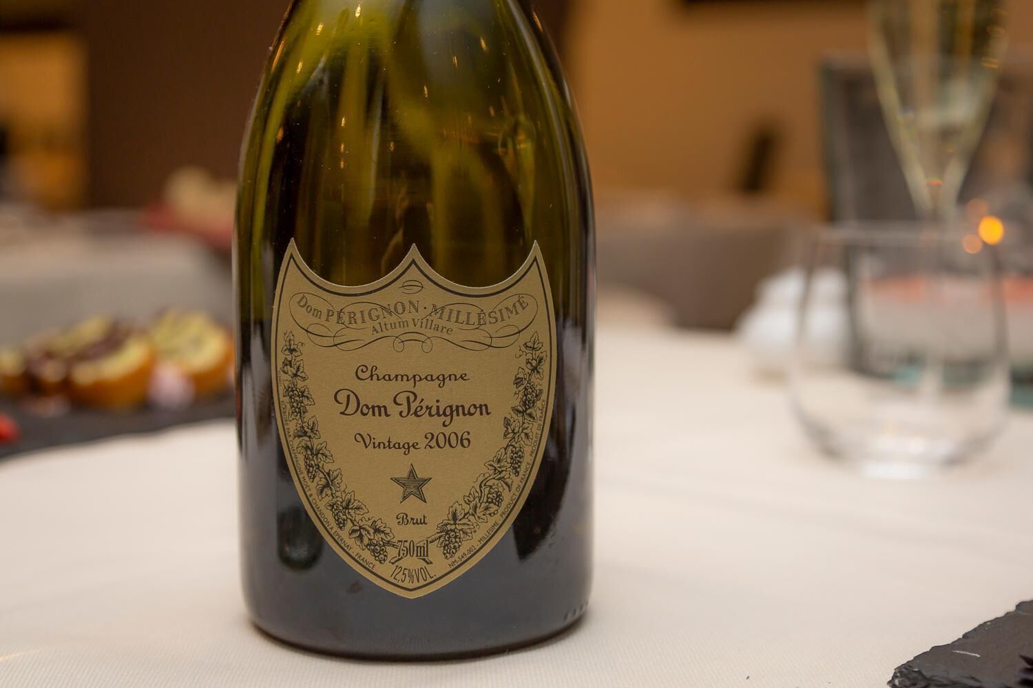 Une bouteille de champagne Dom Pérignon sur une table.
