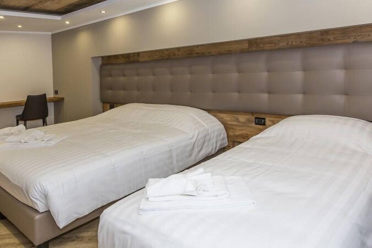 In-room safe, cribs (surcharge), WiFi (free), bed sheets