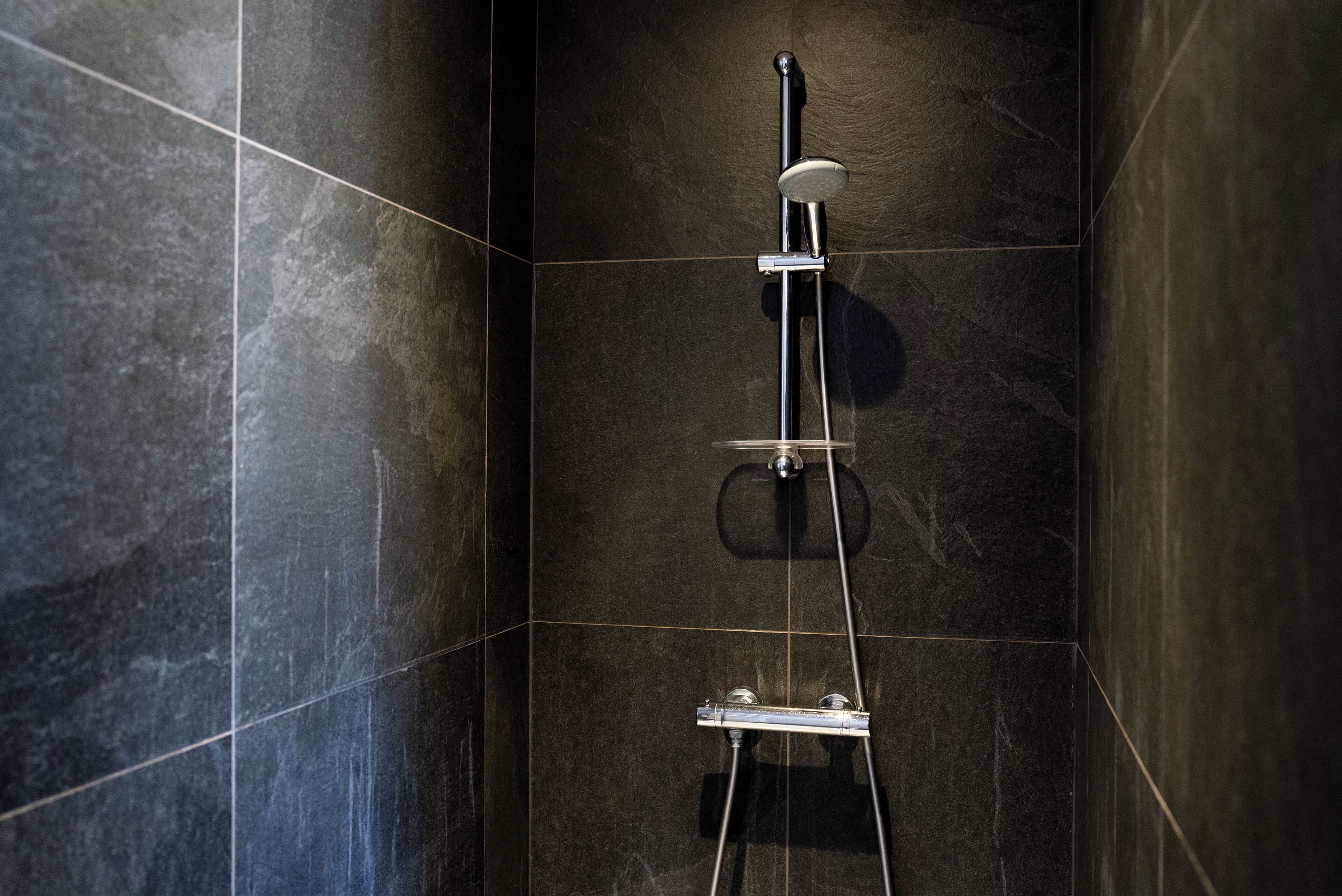 Douche, articles de toilette gratuits, sèche-cheveux