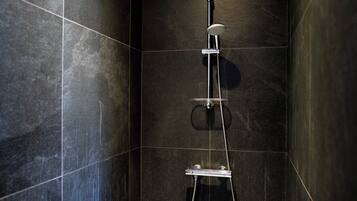 Douche, articles de toilette gratuits, sĂšche-cheveux