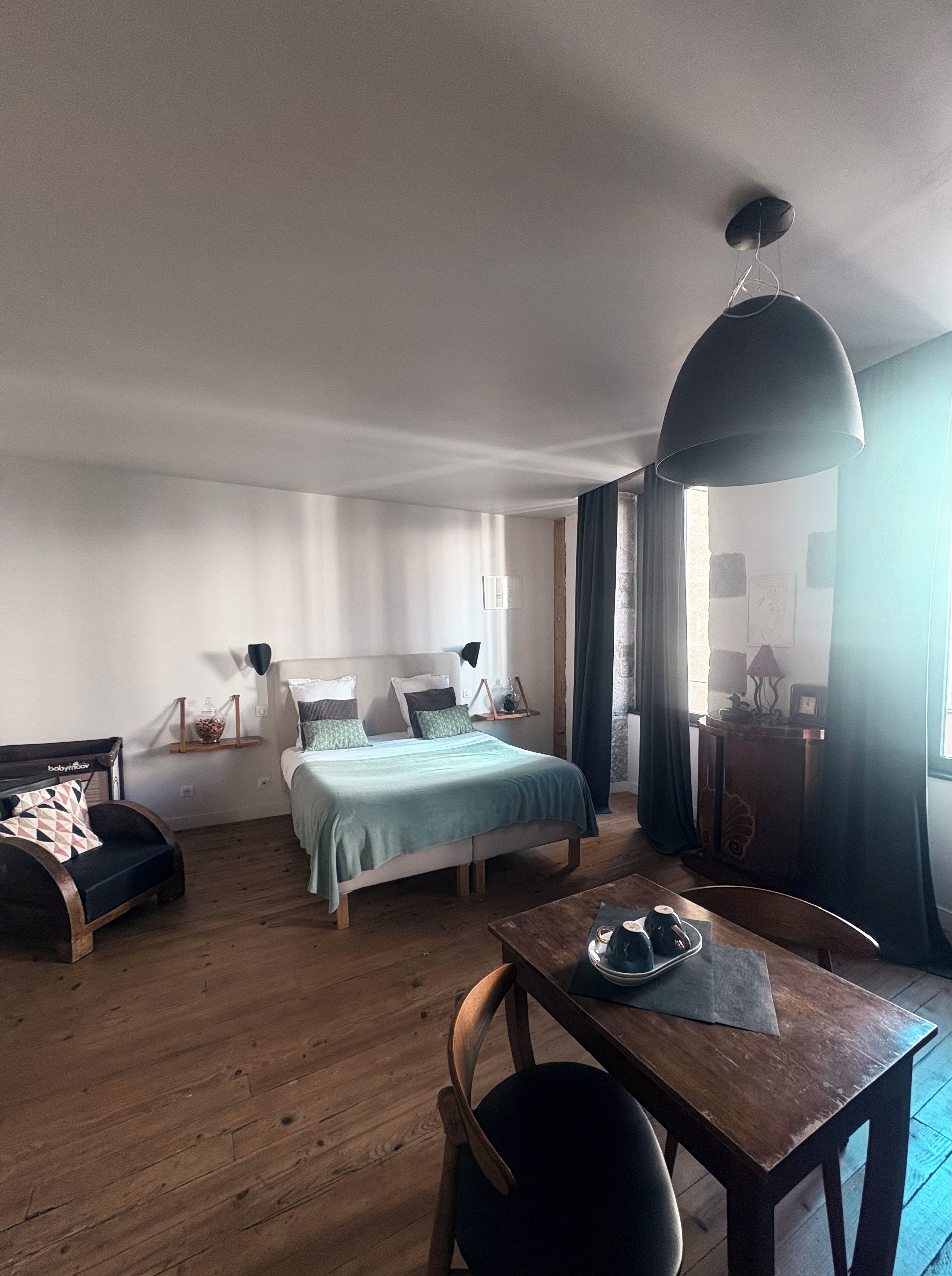 بديكورات فريدة لكل غرفة وطراز فريد لكل وحدة وتجهيزات عازلة للصوت