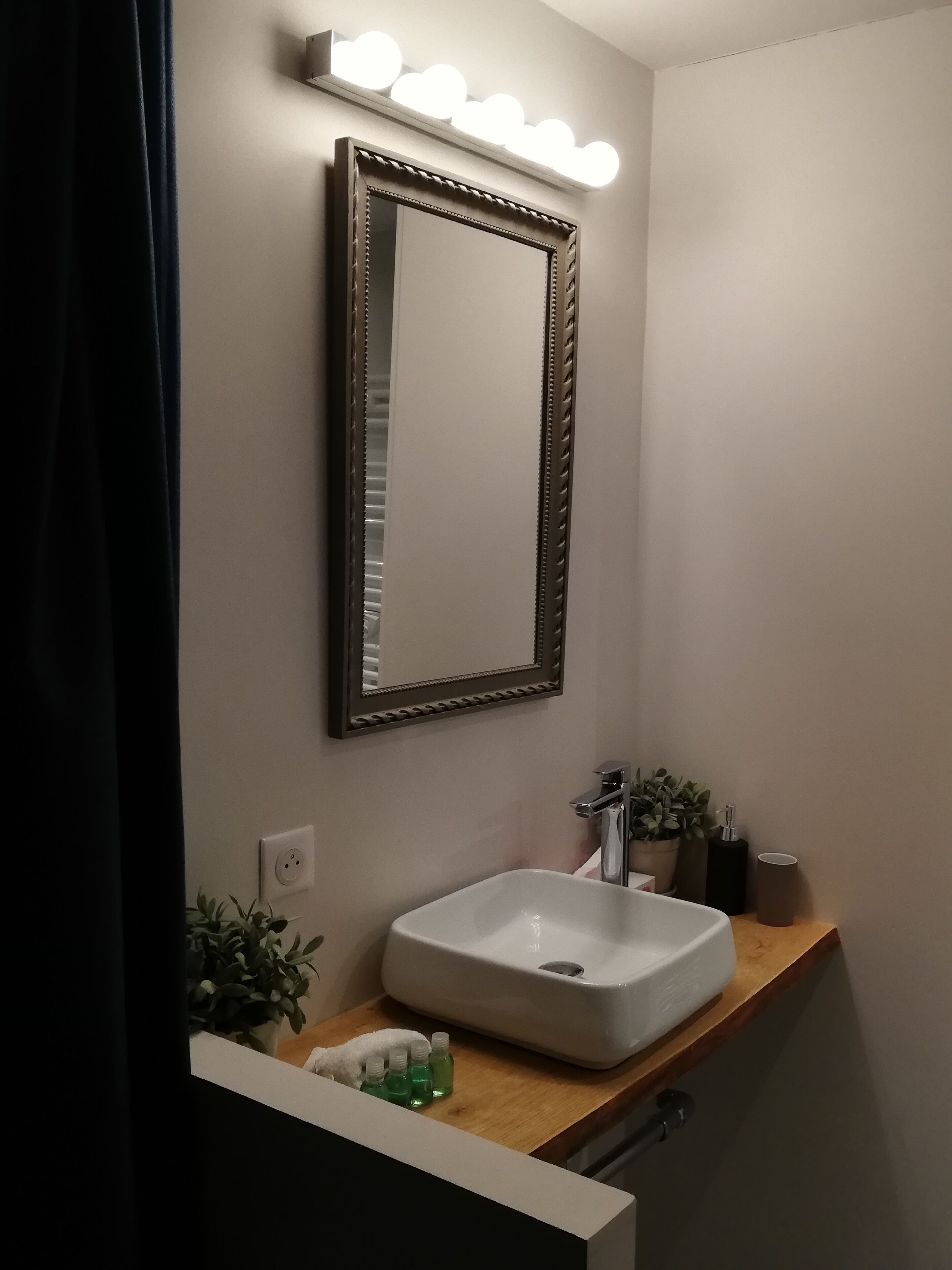 Doppelzimmer (Pariou) | Badezimmer | Dusche, kostenlose Toilettenartikel, Haartrockner, Handtücher