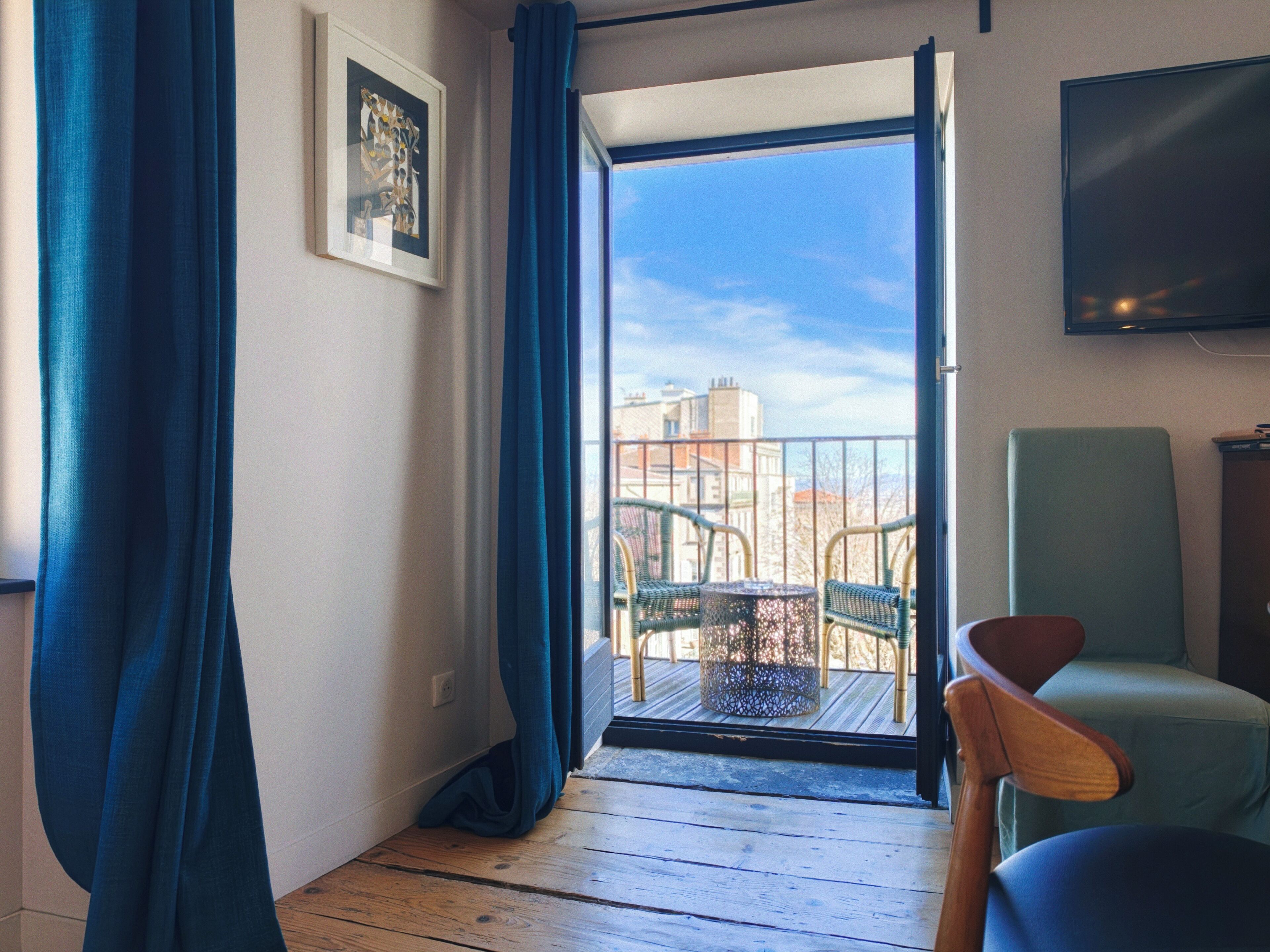 بديكورات فريدة لكل غرفة وطراز فريد لكل وحدة وتجهيزات عازلة للصوت