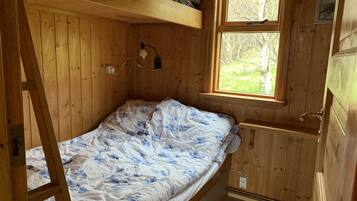 Desk, soundproofing, free WiFi, bed sheets