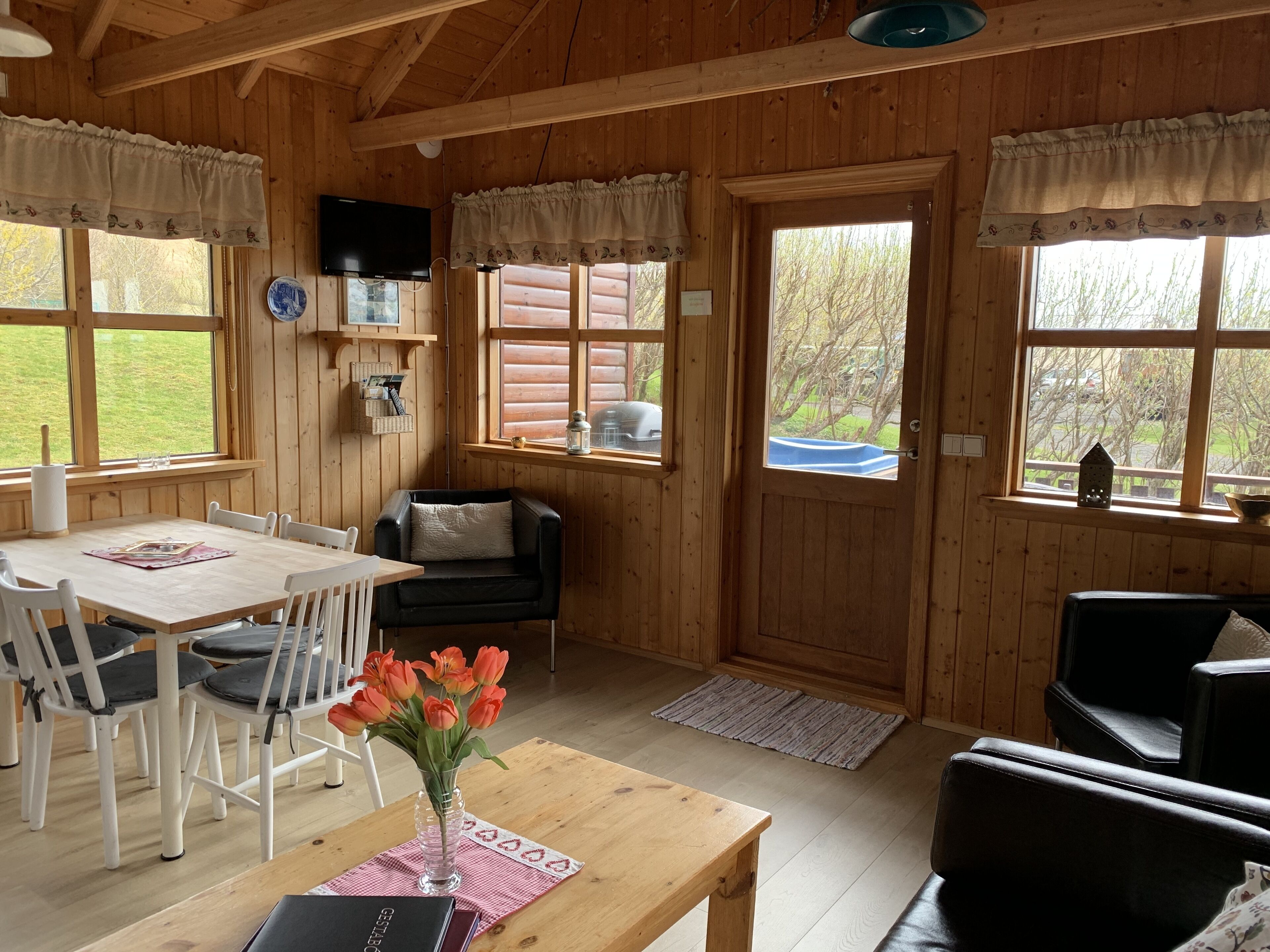 Cabin, 2 Bedrooms | Ruang tamu | TV skrin rata 