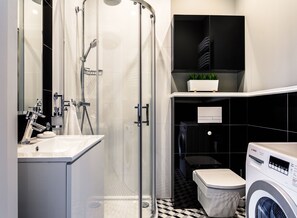 City appartement, op tussenverdieping | Badkamer | Een douche, een hydromassagedouche, een haardroger, handdoeken