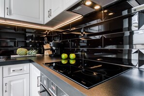 City Apartment, Mezzanine | Private kitchen | Oven, dishwasher, coffee/tea maker, electric kettle - Let's Krakow Apartments - Ariańska 6 (Kraków)