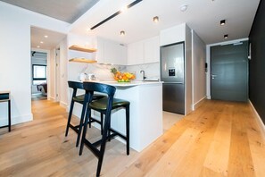 Fridge, microwave, oven, stovetop - Latitude Aparthotel (Cape Town)