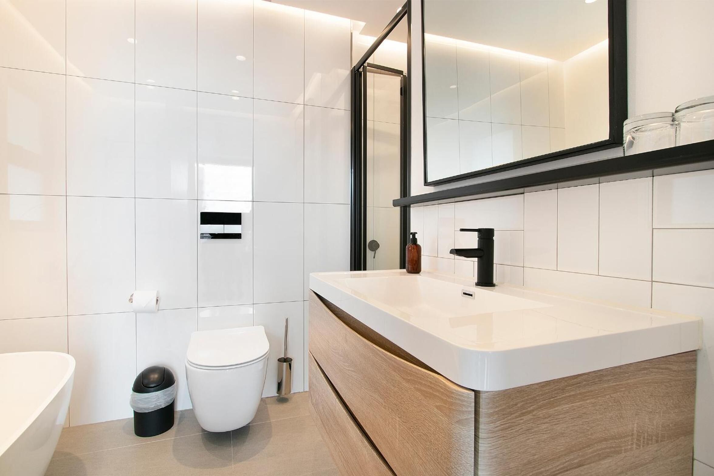 Baño | Ducha, bañera profunda y artículos de higiene personal gratuitos
