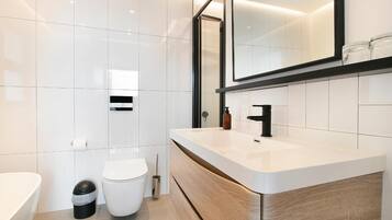 Baño | Ducha, bañera profunda y artículos de higiene personal gratuitos