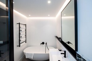 Shower, deep-soaking bathtub, free toiletries, hair dryer - Latitude Aparthotel (Cape Town)