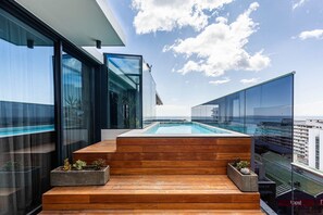 Una piscina al aire libre de temporada