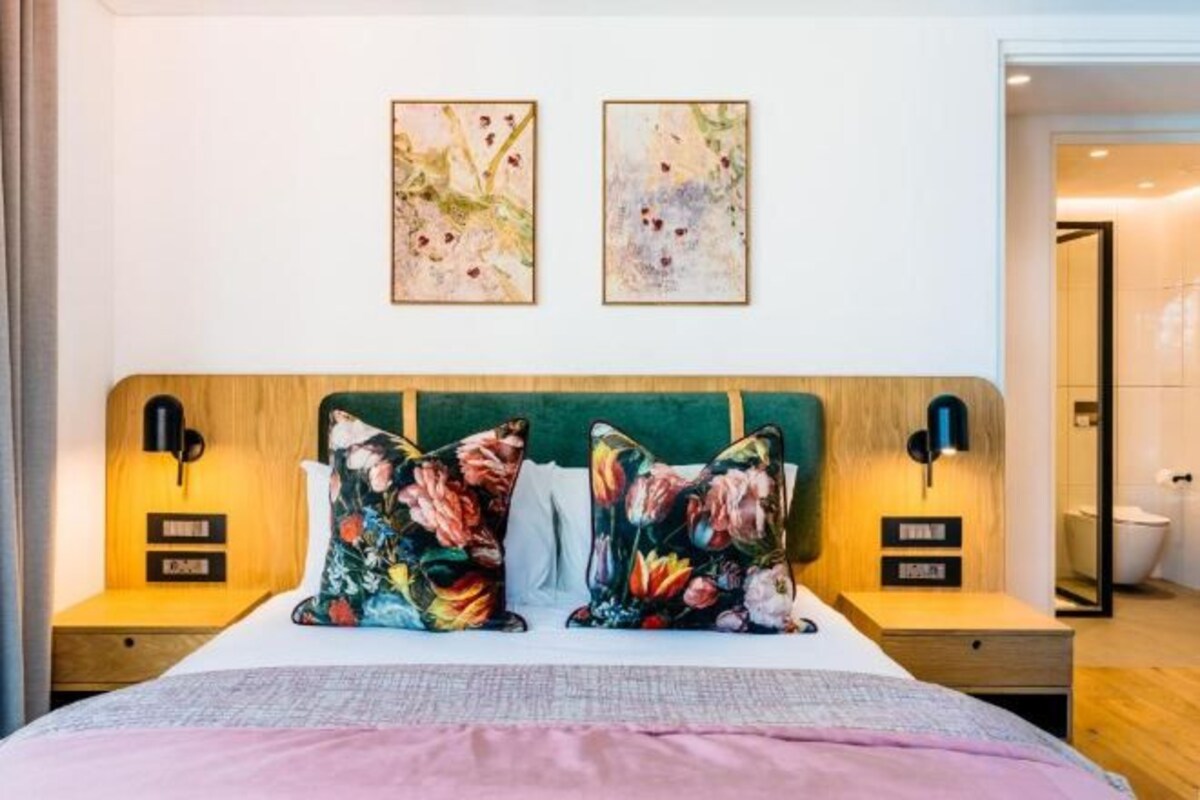 In-room safe, laptop workspace, iron/ironing board