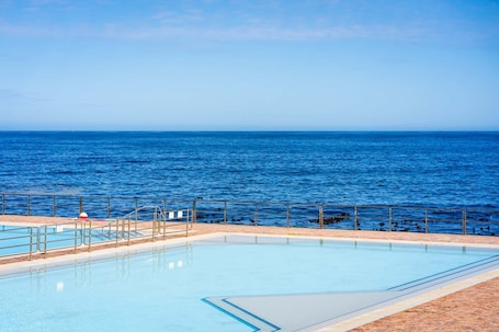 Una piscina al aire libre de temporada