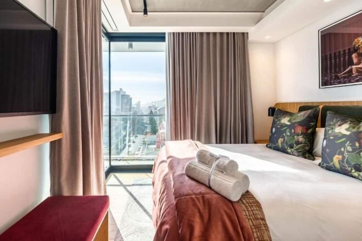 2 bedrooms, in-room safe, individually furnished, laptop workspace