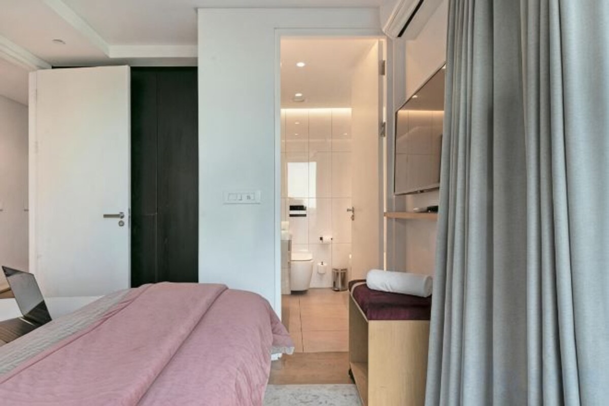 In-room safe, laptop workspace, iron/ironing board
