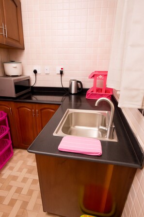 Executive Apartment, 2 Bedrooms | Private kitchen