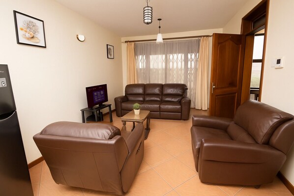 行政公寓, 2 間臥室 | 起居區 | 32-吋電視,提供數位頻道