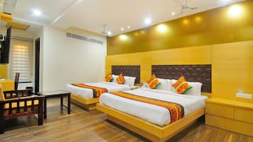 Habitación cuádruple Deluxe | Minibar, decoración personalizada, muebles diferentes y escritorio