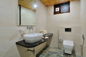 Shower, hydromassage showerhead, towels, soap - Hotel Grand Uddhav (New Delhi)