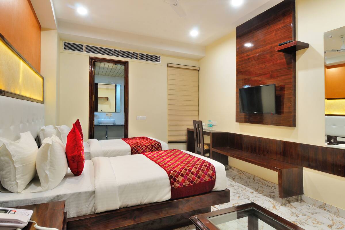 Deluxe Double Room With Free Parking | Minibar, desk, WiFi (free), individually decorated