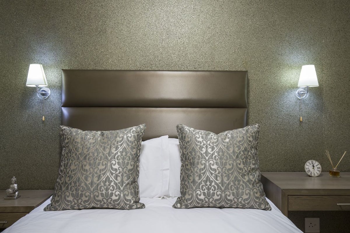 2 Schlafzimmer, Zimmersafe, Schreibtisch, laptopgeeigneter Arbeitsplatz