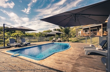 Piscine à partagé entre les 3 Bungalow : Carambole - Passion - Goyavier