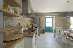 Fridge, microwave, oven, dishwasher - Luxury villa with private pool. Sea view, space for 8 people (Zaostrog)