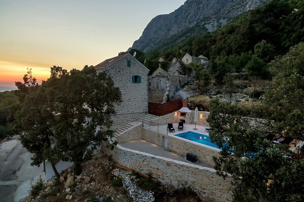Outdoor pool, a heated pool - Luxury villa with private pool. Sea view, space for 8 people (Zaostrog)