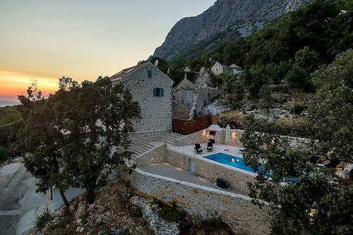 Ylellinen huvila yksityisellä uima-altaalla. Merinäköala, tilaa 8 hengelle