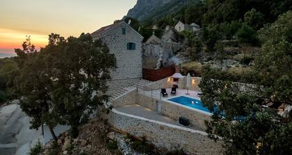 Ylellinen huvila yksityisellä uima-altaalla. Merinäköala, tilaa 8 hengelle