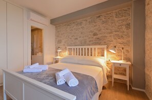 4 bedrooms, in-room safe, iron/ironing board, free WiFi - Luxury villa with private pool. Sea view, space for 8 people (Zaostrog)