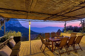 Outdoor dining - Luxury villa with private pool. Sea view, space for 8 people (Zaostrog)