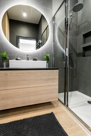 Appartement Design | Salle de bain | Séchoir à cheveux, serviettes fournies