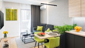 Une cuisine moderne avec un coin repas, comprenant une table avec des chaises, une table basse et une plante.