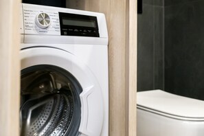 Design-Apartment | Badezimmer | Haartrockner, Handtücher