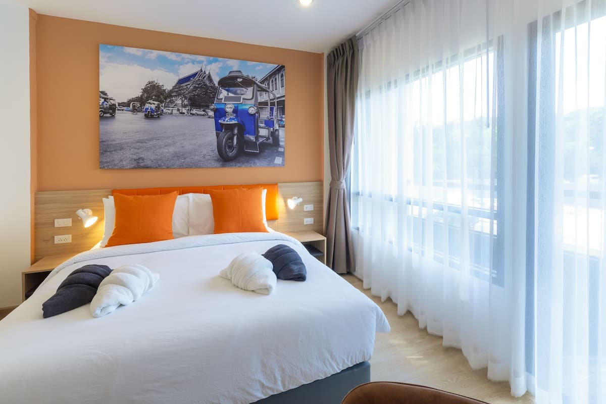 standard double room | in-room safe, desk, blackout curtains, soundproofing