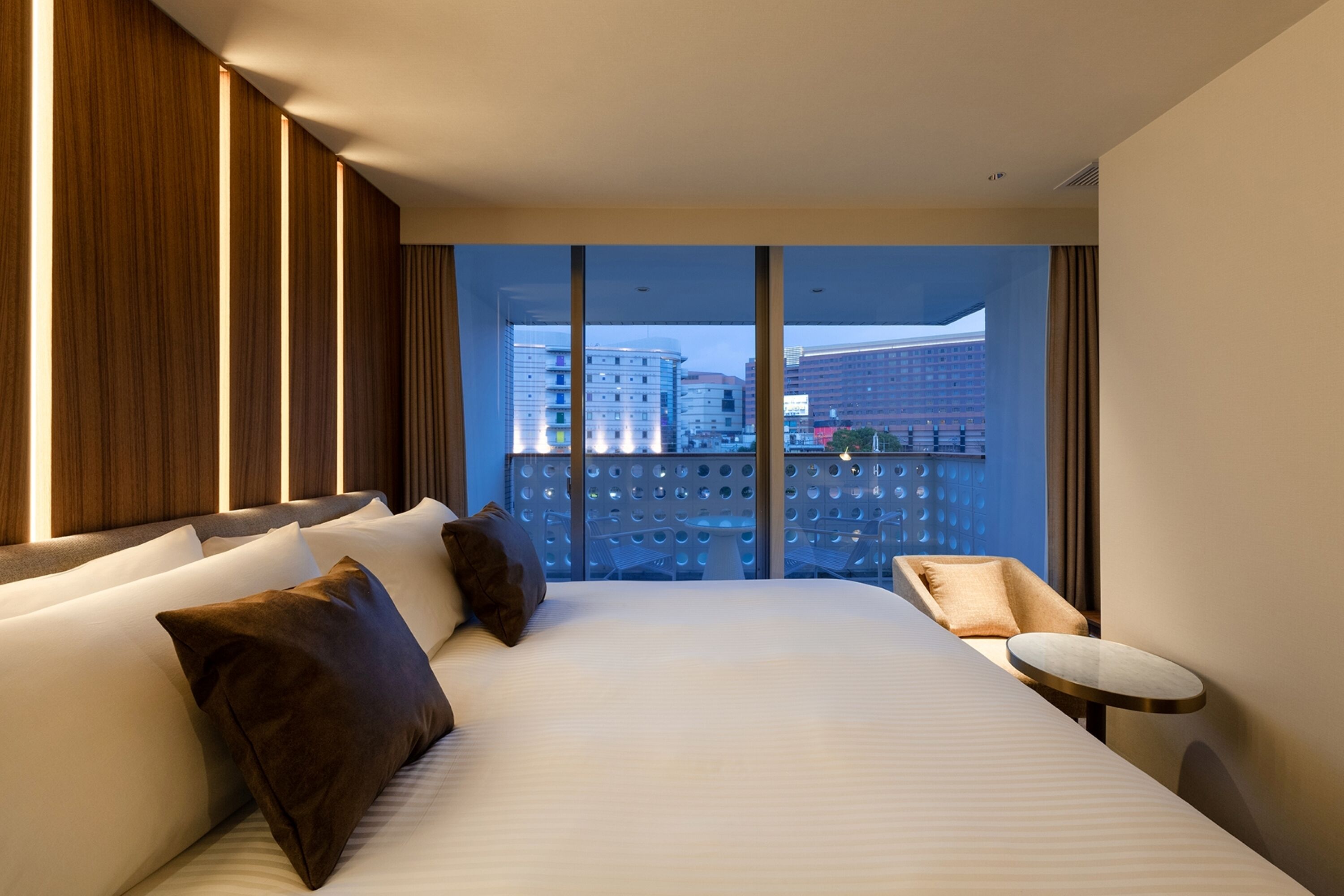 deluxe king room with riverside balcony, non smoking | in-room safe, individually decorated, individually furnished, desk