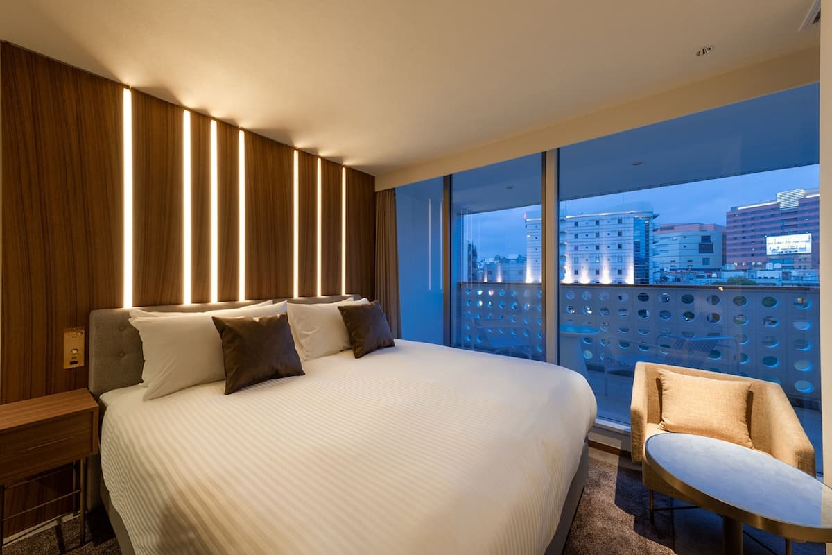 deluxe king room with riverside balcony, non smoking | in-room safe, individually decorated, individually furnished, desk