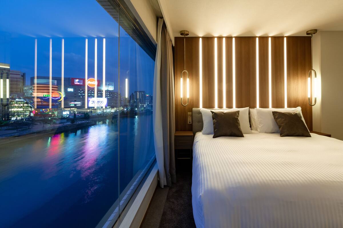 Phòng Deluxe, 1 giường cỡ king, không hút thuốc, quang cảnh sông (Top Floor) | Két bảo mật tại phòng, bàn, phòng cách âm, bàn ủi/dụng cụ ủi quần áo 