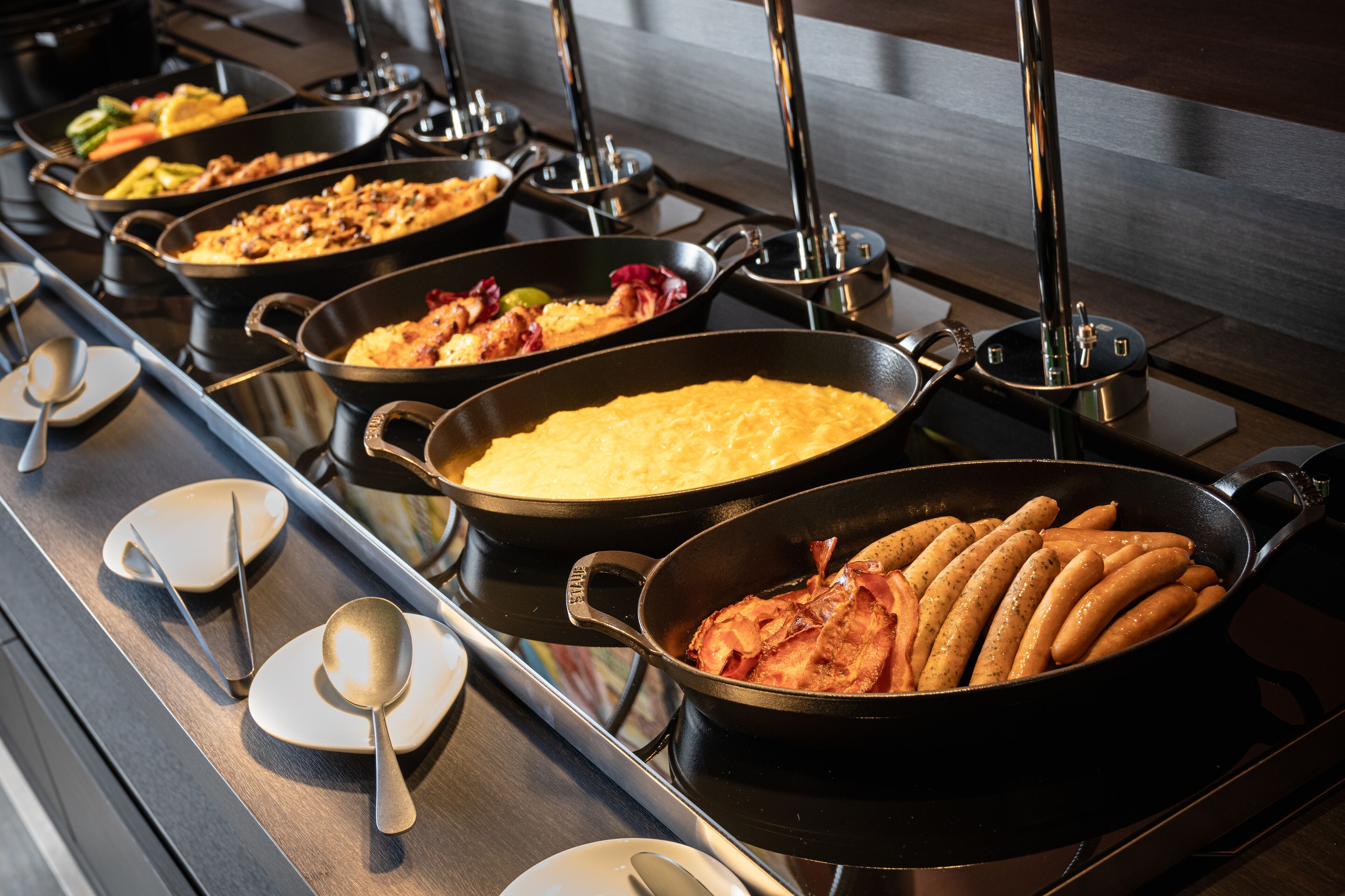 daily buffet breakfast for a fee