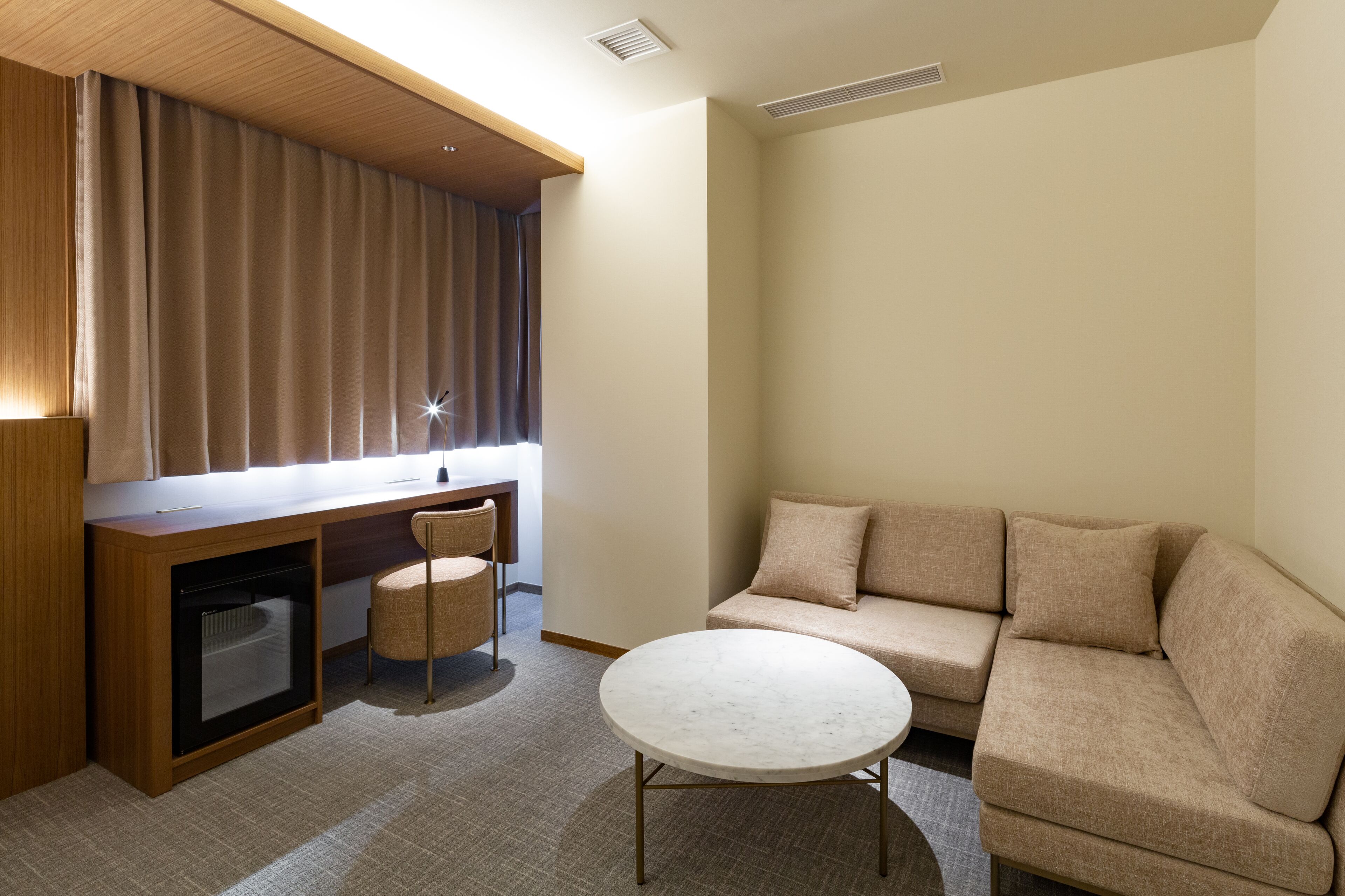 superior king room, non smoking | in-room safe, individually decorated, individually furnished, desk