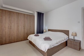 2 bedrooms, iron/ironing board, WiFi