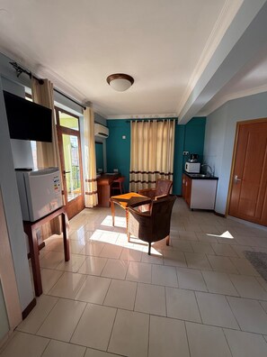 Deluxe kamer | Hypoallergeen beddengoed, een minibar, een kluis op de kamer